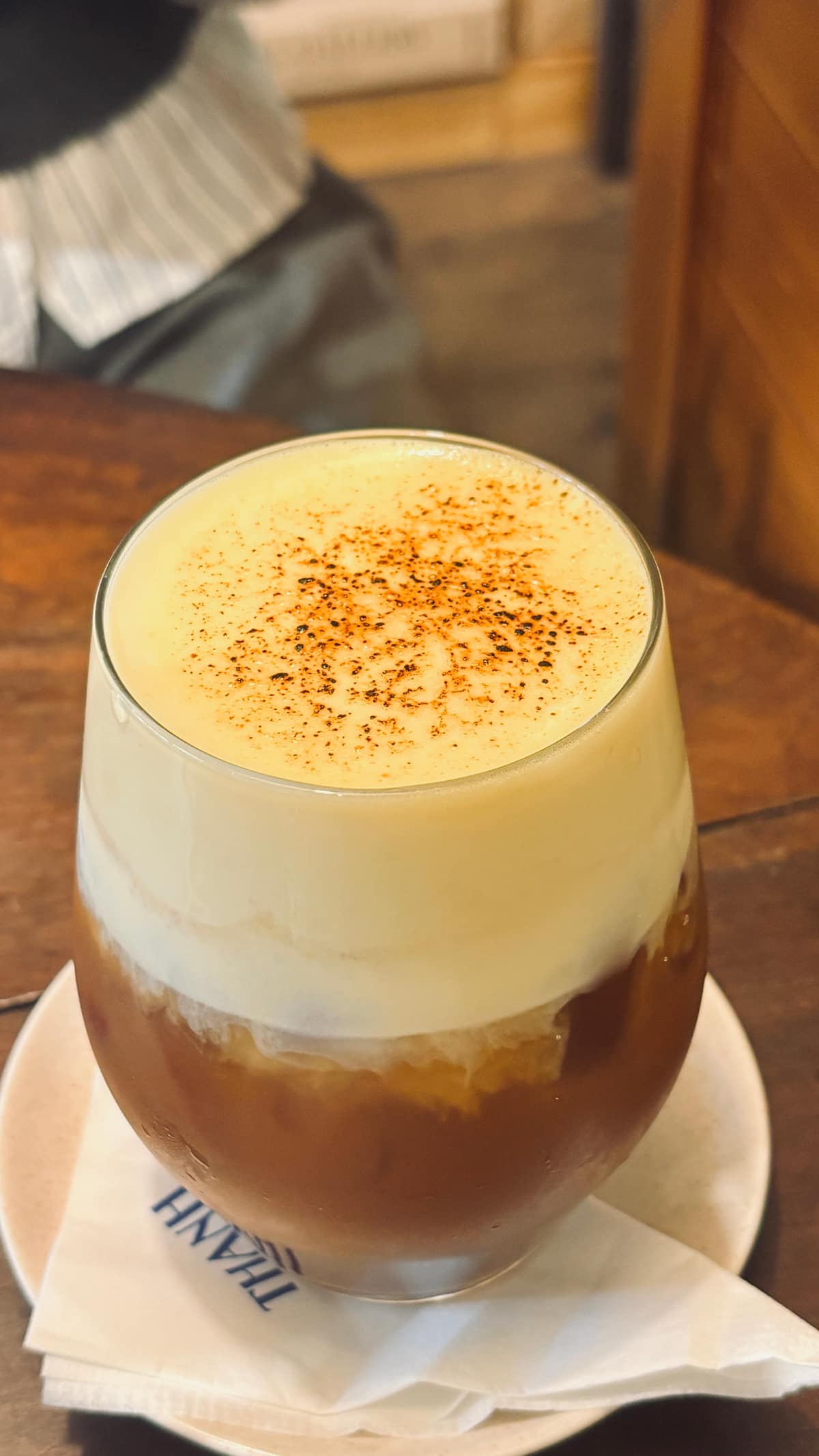 Ly trà phủ kem trong thư viện ảnh Hoàng Long